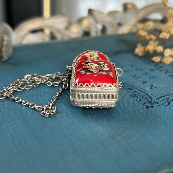Vintage Red Floral Enamel Pill Box Pendant Necklace - Picture 4 of 4